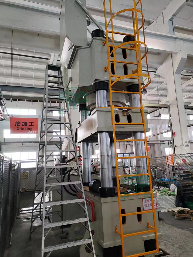 1000吨三梁四柱液压机客户车间安装完成.jpg 1000吨三梁四柱液压机客户车间安装完成.jpg