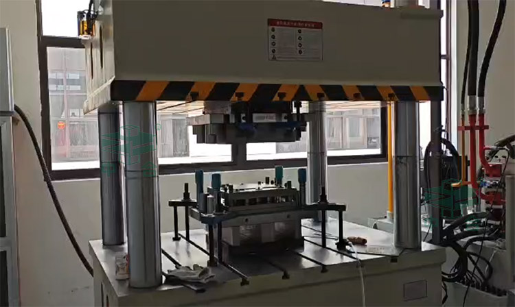 315吨四柱液压机加工现场.jpg 315吨四柱液压机加工现场.jpg