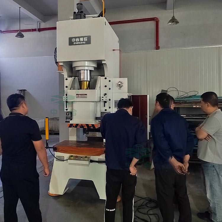 现场培训客户使用100吨液压冲床.jpg 现场培训客户使用100吨液压冲床.jpg