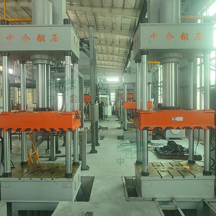 200吨石墨粉末成型液压机安装.jpg 200吨石墨粉末成型液压机安装.jpg