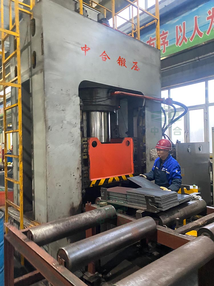 800T框架式液压机.jpg 800T框架式液压机.jpg