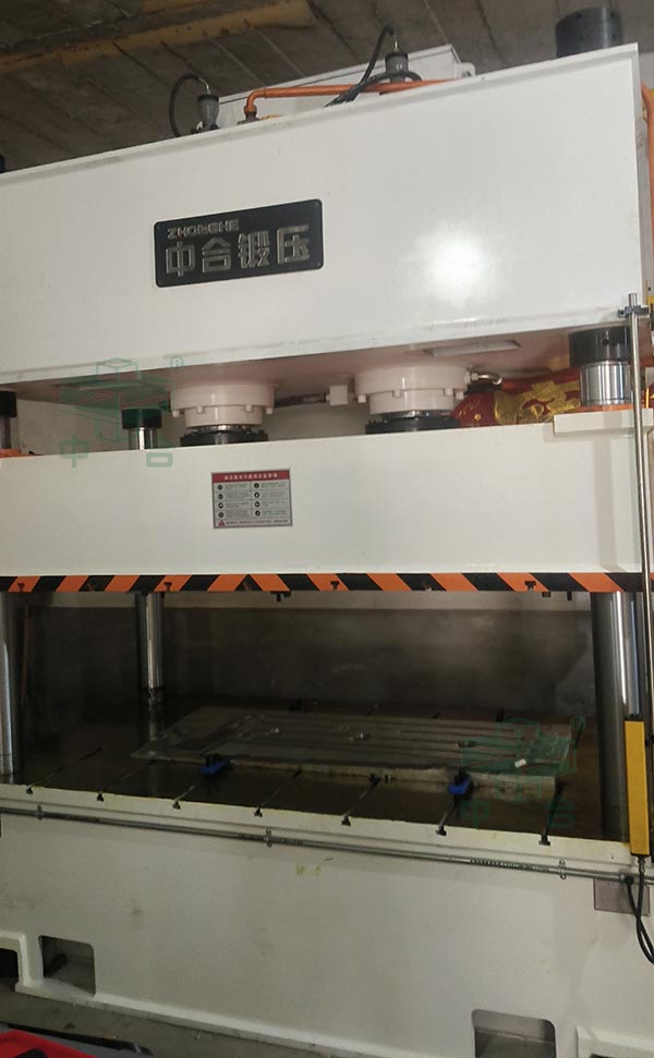 250吨四柱液压机加工发动机下护板.jpg 250吨四柱液压机加工发动机下护板.jpg