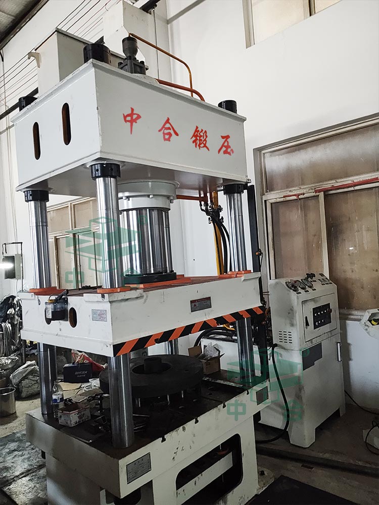 200吨四柱液压机.jpg 200吨四柱液压机.jpg